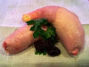 Rellenos de muslo de pollo, picada, ciruelas y piñones